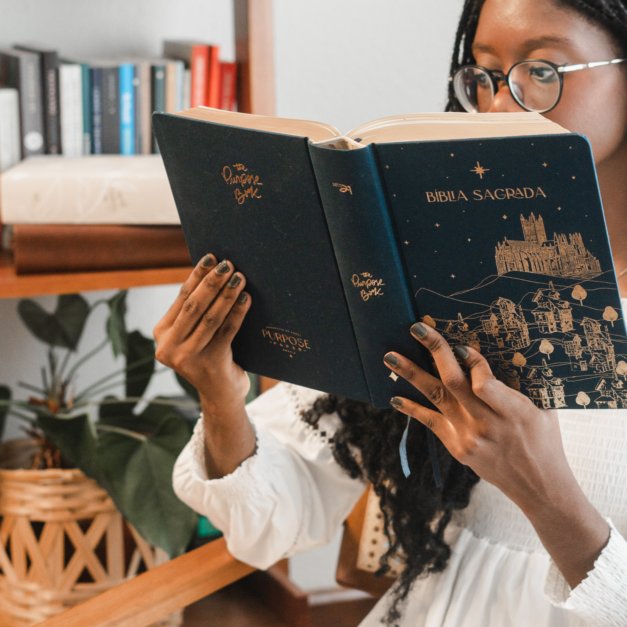 Bíblia de anotações The Purpose Book – capa Reino tecido azul capa dura mulher negra lendo