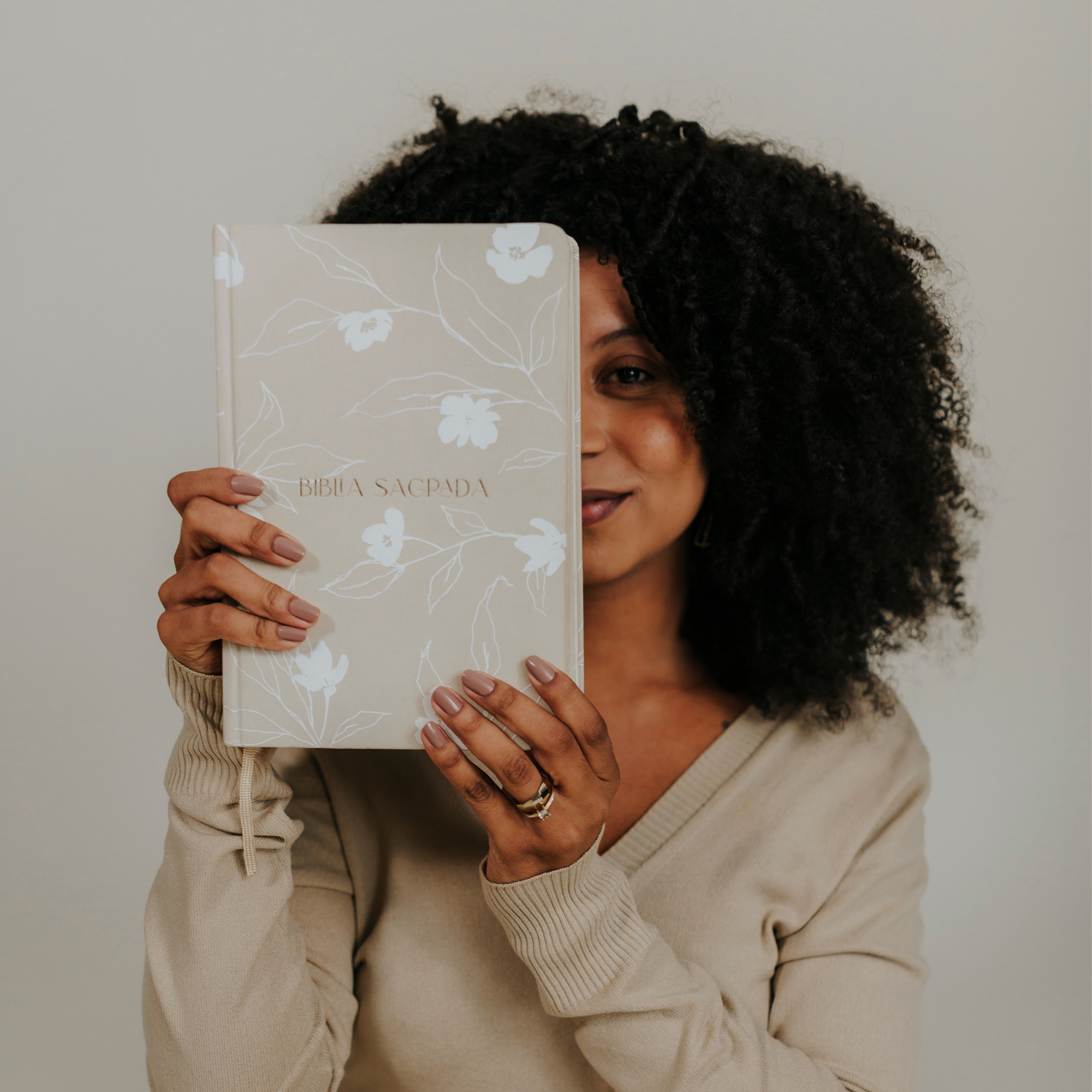 Bíblia de anotações The Purpose Book – capa Jardim tecido creme capa dura mulher negra segurando