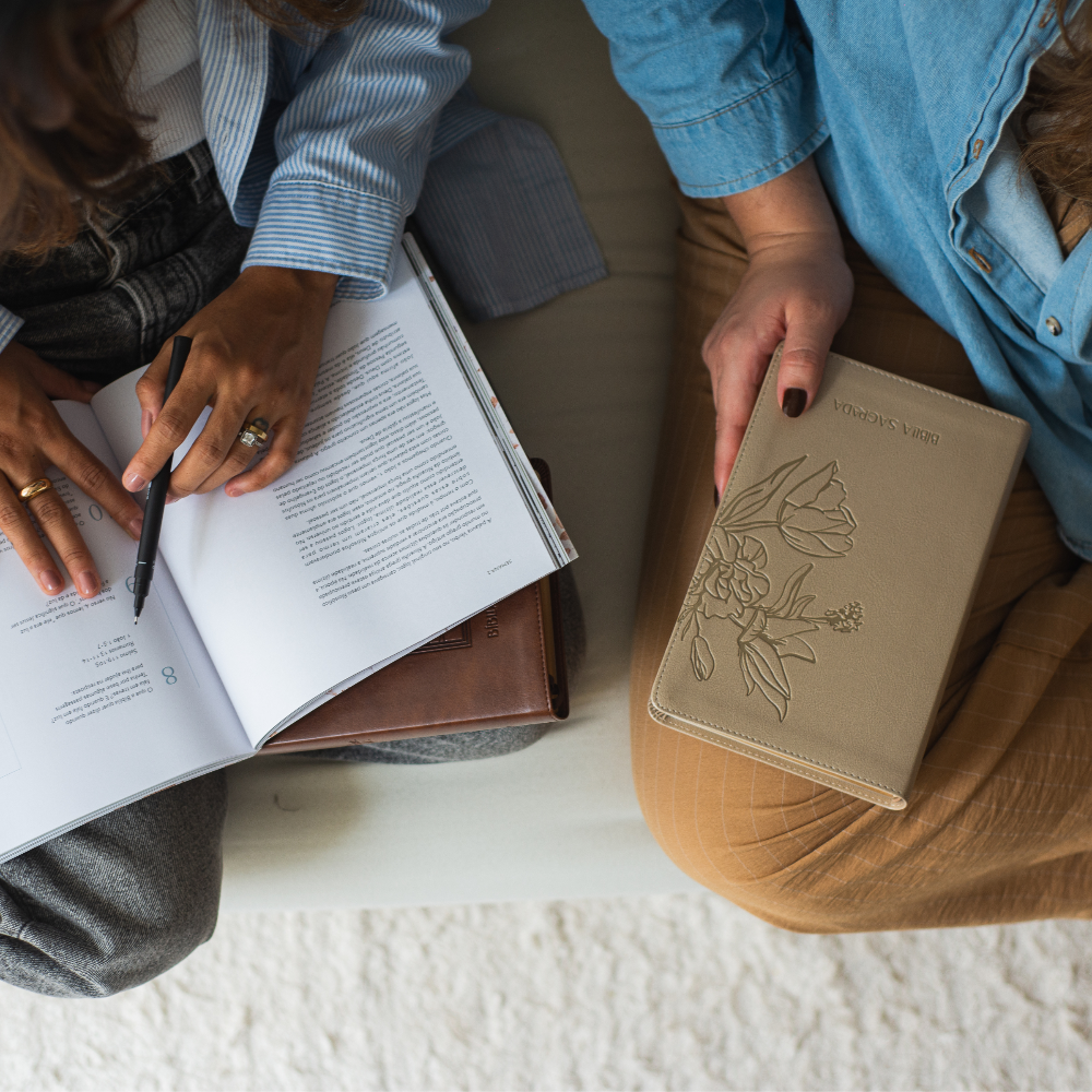 Bíblia para culto The Purpose Book – capa Flores bege cintilante