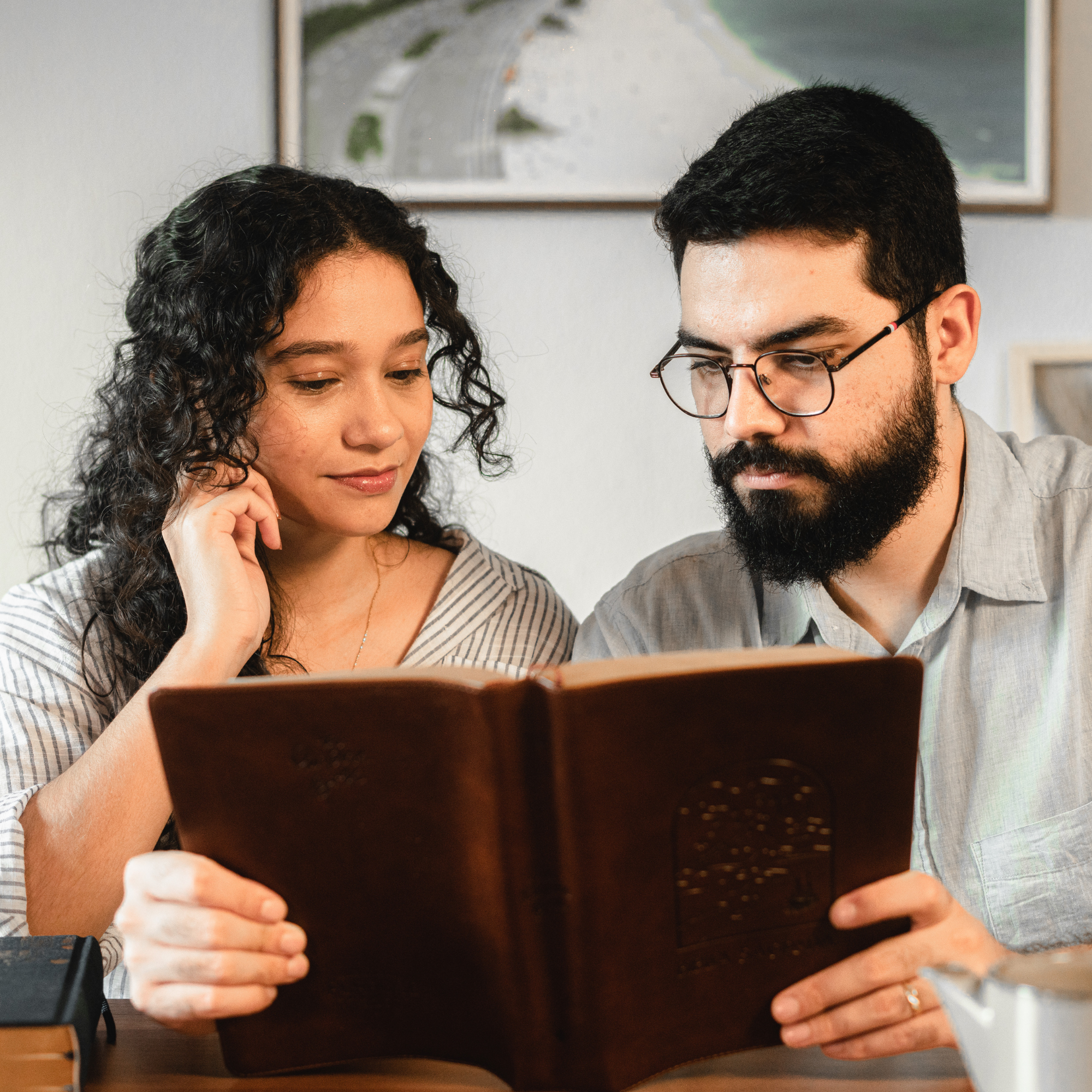 Bíblia de anotações The Purpose Book – capa Janela couro flexível Casal lendo a Bíblia Juntos