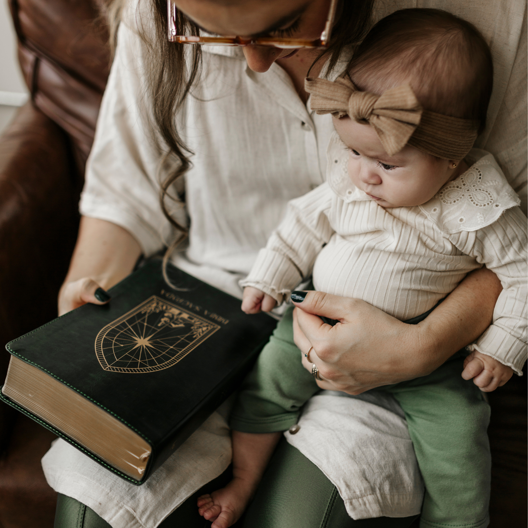 Bíblia de anotações The Purpose Book – capa Vitral couro verde mãe e bebê