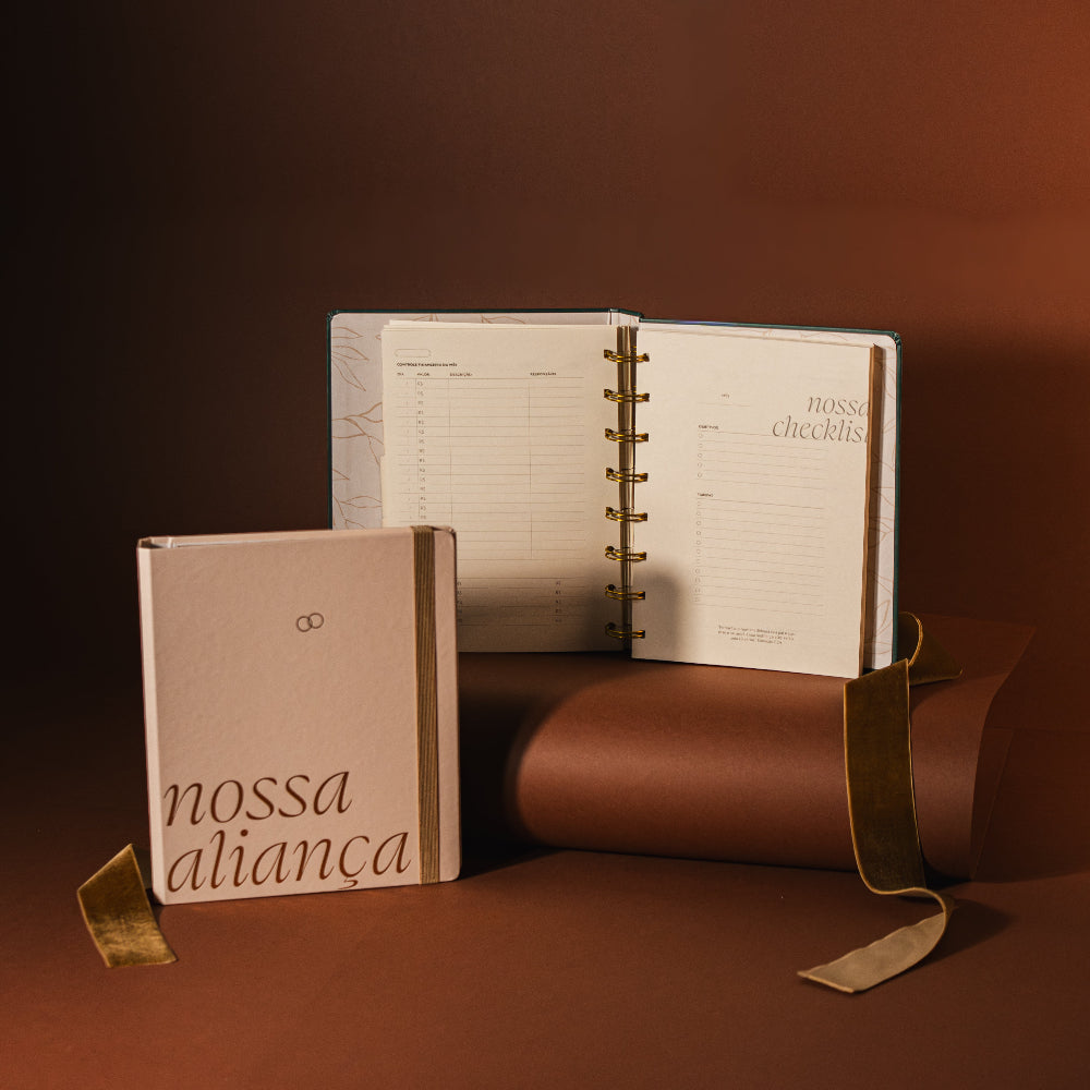 Visão interna do Planner Nossa Aliança com página de checklist de casamento.
