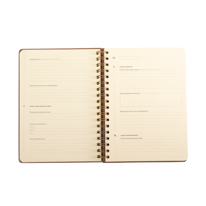 Journal Praticando a Palavra aberto mostrando páginas  o que o texto diz